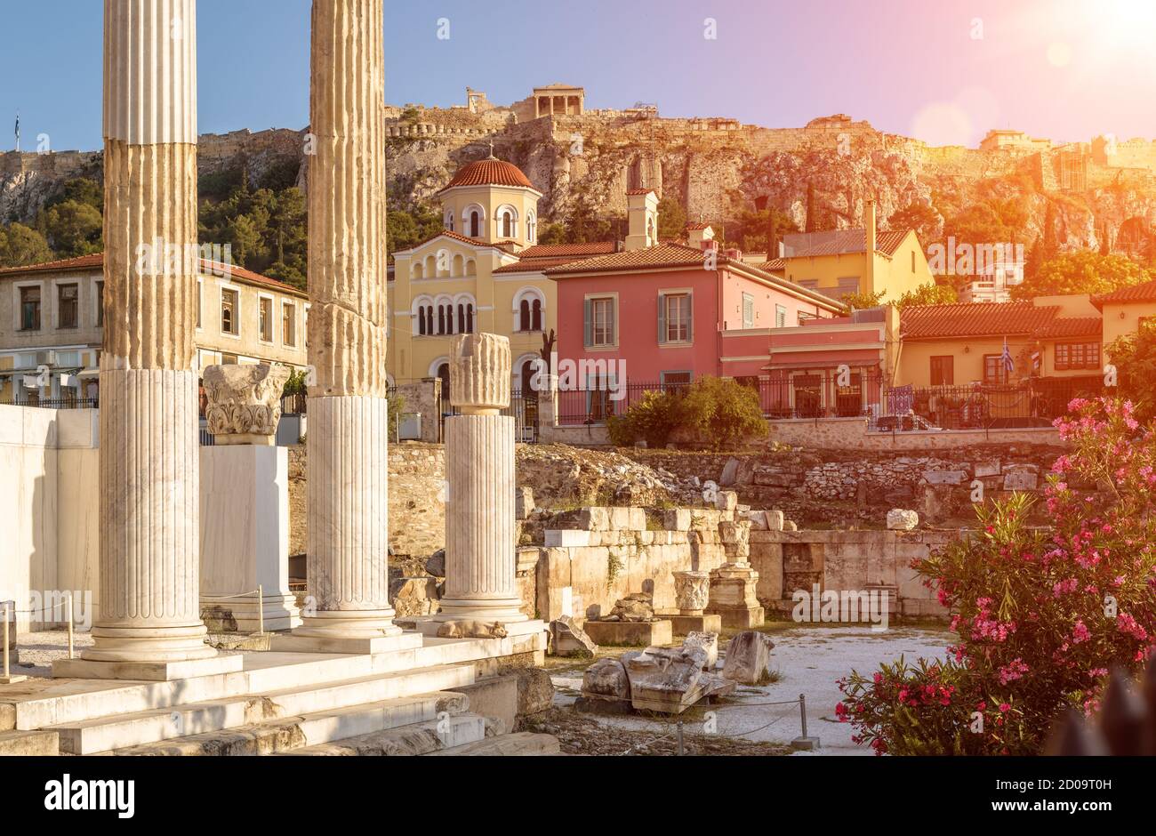 Hadrian`s Bibliothek mit Blick auf die berühmte Akropolis bei Sonnenuntergang, Athen, Griechenland. Sonniger Blick auf die antiken griechischen Ruinen im Plaka-Viertel im Stadtzentrum von Athen. T Stockfoto